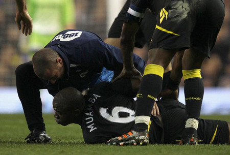 Fabrice Muamba bất ngờ gục xuống sân. Ảnh: Daily Mail Fabrice Muamba bất ngờ gục xuống sân. Ảnh: Daily Mail