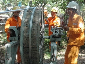 Công nhân ngành điện đang nỗ lực khắc phục sự cố đứt dây điện vượt sông Tiền chiều 17/3. Ảnh: Tuổi trẻ
