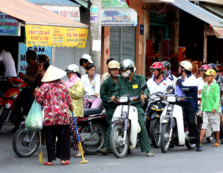 Cửa hàng nước sâm trên đường Tùng Thiện Vương (quận 8) đông nghịt khách. Ảnh: VnExpress Cửa hàng nước sâm trên đường Tùng Thiện Vương (quận 8) đông nghịt khách. Ảnh: VnExpress