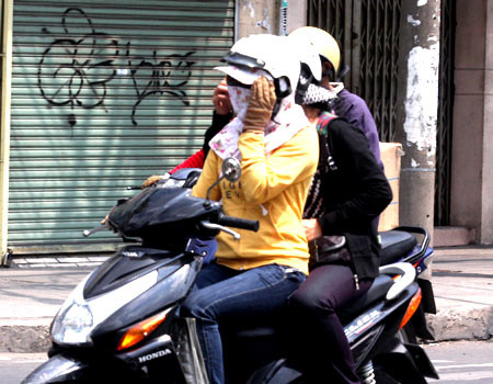 Dù che chắn kỹ nhưng vẫn bị rát mặt. Ảnh: VnExpress Dù che chắn kỹ nhưng vẫn bị rát mặt. Ảnh: VnExpress