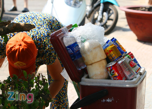 Những hàng giải khát ven đường liên tục đắp đá... Ảnh: Zing Những hàng giải khát ven đường liên tục đắp đá... Ảnh: Zing