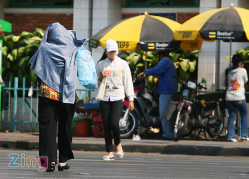 Khách qua đường vẫn ngược xuôi bước nhanh về phía những chiếc ô...Ảnh: Zing Khách qua đường vẫn ngược xuôi bước nhanh về phía những chiếc ô...Ảnh: Zing