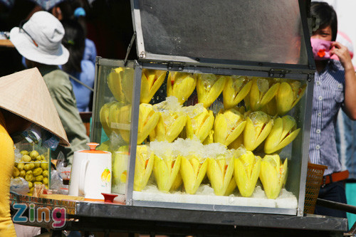 .. vừa để giữ cho đồ ăn thức uống được tươi, vừa để thu hút khách bộ hành đang khát khô cổ. Ảnh: Zing .. vừa để giữ cho đồ ăn thức uống được tươi, vừa để thu hút khách bộ hành đang khát khô cổ. Ảnh: Zing