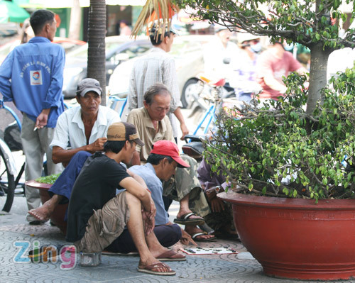 ... gần đó, các đồng nghiệp của bác lui vào vỉa hè tụ tập đánh cờ vì chẳng mấy ai chọn xích lô làm phương tiện di chuyển dưới thời tiết này. Ảnh: Zing ... gần đó, các đồng nghiệp của bác lui vào vỉa hè tụ tập đánh cờ vì chẳng mấy ai chọn xích lô làm phương tiện di chuyển dưới thời tiết này. Ảnh: Zing