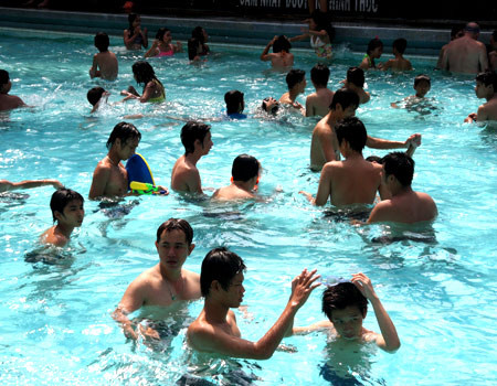 Hầu hết hồ bơi tại TP HCM đều chật kín. Ảnh: VnExpress Hầu hết hồ bơi tại TP HCM đều chật kín. Ảnh: VnExpress