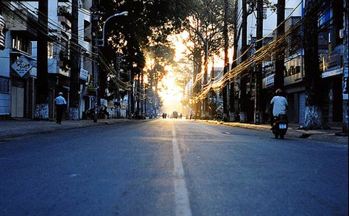 Ngay từ thời điểm khoảng 6h30’ cho đến 7h sáng, thay cho một màn sương dày trong mùa khô tại Nam Bộ, là những tia nắng "sắc như dao" chiếu thẳng vào da mặt. Không còn cái ấm áp của nắng sớm, chỉ cần kéo cửa bước ra khỏi nhà, người dân tại TP HCM đã hiểu cảnh "thế nào là nắng nóng". Ảnh: Công an nhân dân Ngay từ thời điểm khoảng 6h30’ cho đến 7h sáng, thay cho một màn sương dày trong mùa khô tại Nam Bộ, là những tia nắng "sắc như dao" chiếu thẳng vào da mặt. Không còn cái ấm áp của nắng sớm, chỉ cần kéo cửa bước ra khỏi nhà, người dân tại TP HCM đã hiểu cảnh "thế nào là nắng nóng". Ảnh: Công an nhân dân