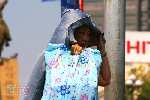 ...để tránh những tia nắng bỏng rát không ngừng lè lưỡi liếm xuống đường phố. Ảnh: Zing ...để tránh những tia nắng bỏng rát không ngừng lè lưỡi liếm xuống đường phố. Ảnh: Zing