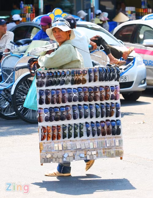 Ngược lại, những người bán kính họat động như con thoi. Đây là thời điểm "vào mùa" của họ. Ảnh: Zing