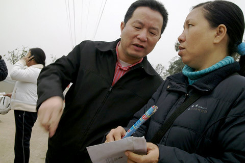 Đội ngũ phe vé hoạt động rầm rộ tại cổng Trung tâm hội nghị quốc gia trước khi đêm Music Bank diễn ra. Ảnh: Hà Đan