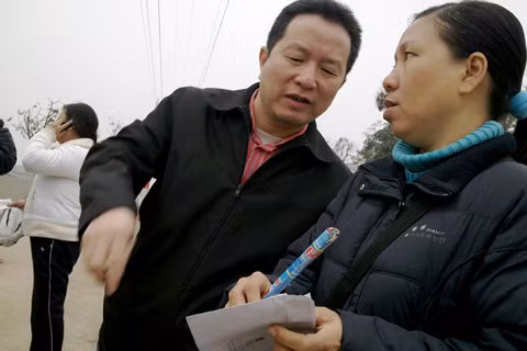 Đội ngũ phe vé hoạt động rầm rộ tại cổng Trung tâm hội nghị quốc gia trước khi đêm Music Bank diễn ra. Ảnh: Hà Đan