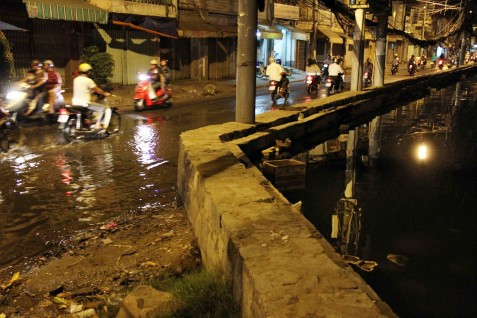 Đây là bờ đê bao ngăn nước từ con kênh Tàu Hủ tràn vào đường Bến Bình Đông P.14, Q.8 TP HCM (mực nước bên ngoài kênh cao hơn mặt đường gần 1 mét