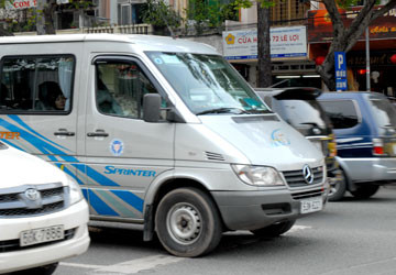 Sắp tới, nếu các đề xuất của Bộ GTVT được chấp thuận thì mỗi xe ô tô sẽ phải tốn gần trăm triệu đồng tiền phí mới được lăn bánh. Ảnh: HTD