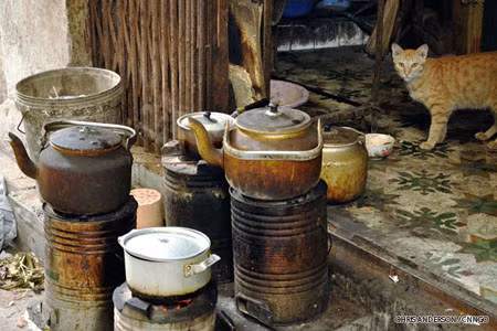 Về việc tại sao nhiều gia đình ở phố cổ sống quanh các sân nhỏ, trong những căn phòng nhỏ bé và nới đây lại đông đúc đến vậy? Martin Spice lý giải rằng, phố cổ Hà Nội có giá bất động sản cao ngất ngưởng, xấp xỉ với Tokyo hay New York. Ảnh: CNNGO
