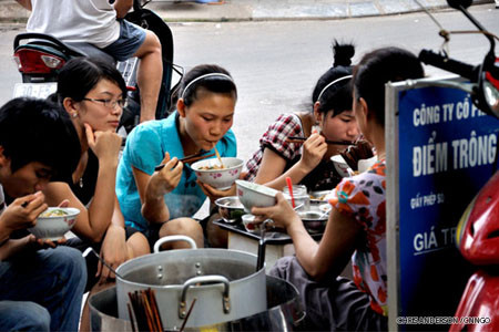 Phố cổ dễ lạc thế, nhưng với những người đã có thời gian ở lại với Hà Nội, hay du lịch khám phá những nét hay, nét đẹp của nơi này, họ lại có cảm giác yêu mến và hiếu kỳ. Ảnh: CNNGO Phố cổ dễ lạc thế, nhưng với những người đã có thời gian ở lại với Hà Nội, hay du lịch khám phá những nét hay, nét đẹp của nơi này, họ lại có cảm giác yêu mến và hiếu kỳ. Ảnh: CNNGO