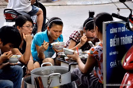 Phố cổ dễ lạc thế, nhưng với những người đã có thời gian ở lại với Hà Nội, hay du lịch khám phá những nét hay, nét đẹp của nơi này, họ lại có cảm giác yêu mến và hiếu kỳ. Ảnh: CNNGO