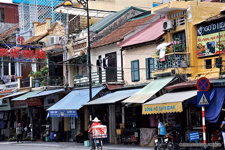 Ðặc điểm chung của phố cổ Hà Nội là nhiều tên phố bắt đầu bằng từ "Hàng", tiếp đó là một từ chỉ một nghề nghiệp nào đó, như: Hàng Bạc, Hàng Mã, Hàng Thiếc, Hàng Chiếu… Phố nào cũng ồn ào, náo nhiệt cảnh mua bán, lao động như một làng nghề thu nhỏ. Ảnh: CNNGO