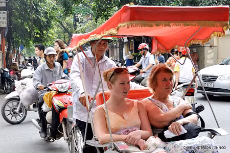 Qua nhiều thế hệ, tài sản được truyền lại, mỗi lần như vậy chúng lại bị chia nhỏ ra cho nhiều người hơn. Phần thừa kế mỗi người nhận được ngày càng ít hơn nhưng không ai muốn từ bỏ phần thừa kế của mình để đi nơi khác. Bởi vậy, dân số ngày càng tăng lên và không gian ngày một chật hẹp hơn. Ảnh: CNNGO