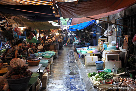 Theo Chris Anderson, không có con đường nào được gọi là “ít được đi lại” ở đây. Tất cả các tuyến phố đều tràn ngập xe máy, ô tô, xe đạp và người đi bộ. Đừng chỉ tập trung vào bước chân, hãy nhìn sang hai phía và tận hưởng khoảnh khắc bạn đứng ở giữa phố với hàng tá xe cộ vây quanh. Ảnh: CNNGO Theo Chris Anderson, không có con đường nào được gọi là “ít được đi lại” ở đây. Tất cả các tuyến phố đều tràn ngập xe máy, ô tô, xe đạp và người đi bộ. Đừng chỉ tập trung vào bước chân, hãy nhìn sang hai phía và tận hưởng khoảnh khắc bạn đứng ở giữa phố với hàng tá xe cộ vây quanh. Ảnh: CNNGO