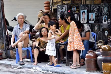 Trong khi đó, Chris Anderson, một cựu phóng viên của CNNGO, lại cảm nhận: Ồn ào, đông đúc và dễ lạc là điểm nổi bật dễ nhận thấy nhất của phố cổ Hà Nội. Vì thế, để khám phá, nên đi lang thang không mục đích. Không điểm đến, không lộ trình được vạch sẵn. Chỉ đơn giản rẽ trái, rẽ phải hay đi thẳng. Ảnh: CNNGO