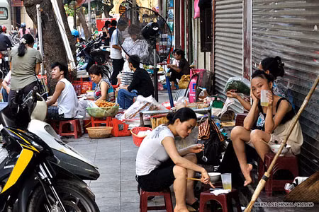 Chantrelle Nielson, một người Mỹ đã sống gần một năm ở Hà Nội trong khu phố cổ, nhận xét: “Đường phố quá lộn xộn và tên thì lại rất khó nhớ. Mỗi khi đi bộ trong phố, tôi cảm thấy như phải cố gắng bơi trong một dòng sông chảy xiết”. Ảnh: CNNGO