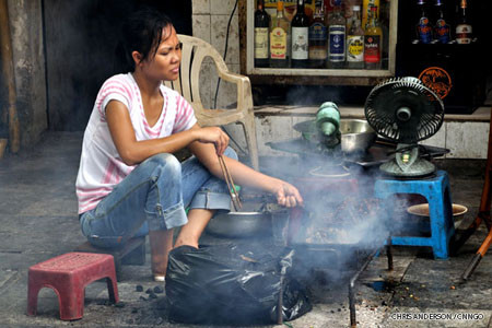"Hà Nội nóng nhất vào mùa hè, với nền nhiệt độ trung bình từ 30 đến 35 độ C và độ ẩm cao. Do vậy, khi đi bộ, bạn nhớ đem theo nhiều nước khi đi bộ để bù vào lượng mồ hôi toát ra. Với những người chịu được nóng, thì một ngày làkhám phá hết phố cổ. Ngược lại, với người "dị ứng" nắng nóng, phải mất 2 ngày và mỗi ngày chỉ cần 4 tiếng. Tuy nhiên, lời khuyên tốt nhất là thăm phố cổ Hà Nội vào mùa thu và mùa xuân", Chris Anderson viết trên CNNGO. Ảnh: CNNGO "Hà Nội nóng nhất vào mùa hè, với nền nhiệt độ trung bình từ 30 đến 35 độ C và độ ẩm cao. Do vậy, khi đi bộ, bạn nhớ đem theo nhiều nước khi đi bộ để bù vào lượng mồ hôi toát ra. Với những người chịu được nóng, thì một ngày làkhám phá hết phố cổ. Ngược lại, với người "dị ứng" nắng nóng, phải mất 2 ngày và mỗi ngày chỉ cần 4 tiếng. Tuy nhiên, lời khuyên tốt nhất là thăm phố cổ Hà Nội vào mùa thu và mùa xuân", Chris Anderson viết trên CNNGO. Ảnh: CNNGO