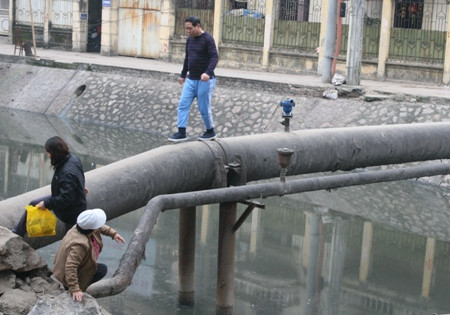 Đi đón cháu học tại Trường Mầm non 10-10 (trên phố Nguyễn An Ninh), ông Lê Văn Cường bức xúc: “Cứ ngày 2 lần, hơn 3 tháng nay rồi, mỗi khi bế cháu qua được bên kia cầu mà hết hồn. Tôi không hiểu sao, giải phóng mặt bằng chưa xong mà họ đã phá cây cầu cũ. Chính vì vậy hàng trăm hộ dân cùng người qua lại rơi vào cảnh dò dẫm qua cầu…”.