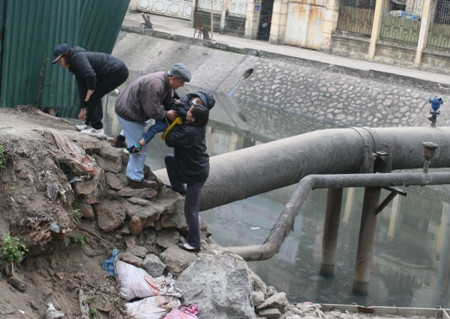 Hai ông cháu từ lớp về, phải nhờ sự giúp đỡ của người dân
