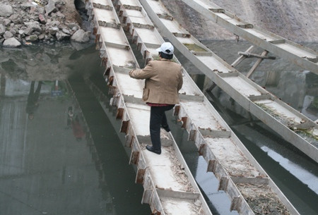 Những cụ già mỗi khi qua cầu là một thách thức