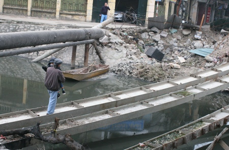 Cả hai ông cháu chênh vênh trêu cầu