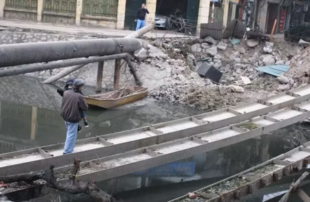 Cả hai ông cháu chênh vênh trêu cầu