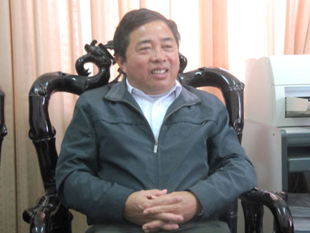 Thầy Nguyễn Đức Thịnh - Trưởng phòng GD&ĐT huyện Nghi Lộc cho biết “Sau khi nhận được phản ánh, tôi đã yêu cầu Ban giám hiệu Trường tiểu học Nghi Hoa báo cáo cụ thể bằng văn bản. Chúng tôi sẽ xem mức độ vi phạm để có hình thức xử lý thích đáng đối với cô Phượng”. Ảnh: Dân trí Thầy Nguyễn Đức Thịnh - Trưởng phòng GD&ĐT huyện Nghi Lộc cho biết “Sau khi nhận được phản ánh, tôi đã yêu cầu Ban giám hiệu Trường tiểu học Nghi Hoa báo cáo cụ thể bằng văn bản. Chúng tôi sẽ xem mức độ vi phạm để có hình thức xử lý thích đáng đối với cô Phượng”. Ảnh: Dân trí