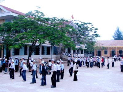 Ông Nguyễn Thanh Vẩn (trú tại thôn Tân Hải, xã Hải Ninh, Quảng Ninh, Quảng Bình) gửi đơn đến các cơ quan chức năng tố cáo thầy giáo Nguyễn Phú Lự- giáo viên trường THCS Hải Ninh có hành vi đánh đập làm con ông bị chấn thương nặng. Theo đơn này, khoảng 9h ngày 11.4.2007, khi học sinh trường THCS Hải Ninh đang thể dục 15 phút giữa giờ, cũng là lúc lớp 6/4 (học vào buổi chiều) vừa tan giờ học thể dục buổi sáng và ra về. Em Nguyễn Thị Thái (con ông Vẩn, học sinh lớp này) dắt xe đạp ra đến đường bê tông thì thầy giáo Nguyễn Phú Lự bước đến túm tóc giật mạnh làm em ngã nghiêng người, đầu đập xuống mặt đường. Sau sự việc, thầy Lự bỏ vào phòng giáo viên. Trưa ngày 12/4, bà Mai Thị Bình (mẹ em Thái) cho hay sức khoẻ của em đang trong tình trạng rất nguy kịch, bệnh viện phải cho thở bằng máy oxy. Ảnh: Học sinh trường THCS Hải Ninh tập thể dục giữa giờ (Vietnamnet) Ông Nguyễn Thanh Vẩn (trú tại thôn Tân Hải, xã Hải Ninh, Quảng Ninh, Quảng Bình) gửi đơn đến các cơ quan chức năng tố cáo thầy giáo Nguyễn Phú Lự- giáo viên trường THCS Hải Ninh có hành vi đánh đập làm con ông bị chấn thương nặng. Theo đơn này, khoảng 9h ngày 11.4.2007, khi học sinh trường THCS Hải Ninh đang thể dục 15 phút giữa giờ, cũng là lúc lớp 6/4 (học vào buổi chiều) vừa tan giờ học thể dục buổi sáng và ra về. Em Nguyễn Thị Thái (con ông Vẩn, học sinh lớp này) dắt xe đạp ra đến đường bê tông thì thầy giáo Nguyễn Phú Lự bước đến túm tóc giật mạnh làm em ngã nghiêng người, đầu đập xuống mặt đường. Sau sự việc, thầy Lự bỏ vào phòng giáo viên. Trưa ngày 12/4, bà Mai Thị Bình (mẹ em Thái) cho hay sức khoẻ của em đang trong tình trạng rất nguy kịch, bệnh viện phải cho thở bằng máy oxy. Ảnh: Học sinh trường THCS Hải Ninh tập thể dục giữa giờ (Vietnamnet)