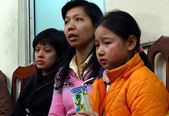 Đi qua chỗ Phạm Phương Thảo, thấy em quên viết hoa đầu dòng, cô chủ nhiệm lớp 3A Phạm Quỳnh Anh dùng thước quật vào tay rồi tát mạnh vào mặt cô bé 8 tuổi. Vụ việc được đưa đến công an phường Lý Thái Tổ (Hà Nội) giải quyết. Sự việc xảy ra lúc 10h sáng 29.11.2007 tại lớp 3A, Tiểu học Trưng Vương, Hà Nội nhưng đến 19h cùng ngày, mặt Thảo vẫn hằn đỏ vết ngón tay và cô bé tỏ ra sợ sệt. Trong khi ngồi khai báo tại công an phường Lý Thái Tổ, cô học trò nhỏ nhắn có gương mặt hiền hiền vẫn chưa hết run. Chốc chốc, nước mắt cô bé lại trào ra, giọng nói như nghẹn lại mỗi khi nhắc tới chuyện ban sáng... 19h ngày 29.11, Hiệu trưởng, Hiệu phó Tiểu học Trưng Vương cùng cô Quỳnh Anh đã tới xin lỗi cháu Thảo cùng gia đình. Hiệu phó Vũ Trinh Hương cho biết, sau khi nghe tường trình của cô Quỳnh Anh, trường sẽ đưa vụ việc ra hội đồng kỷ luật. Tạm thời, cô giáo này sẽ bị đình chỉ công tác. Ảnh: Cô giáo Quỳnh Anh (áo đen) và bé Thảo tại trụ sở công an (VnExpress) Đi qua chỗ Phạm Phương Thảo, thấy em quên viết hoa đầu dòng, cô chủ nhiệm lớp 3A Phạm Quỳnh Anh dùng thước quật vào tay rồi tát mạnh vào mặt cô bé 8 tuổi. Vụ việc được đưa đến công an phường Lý Thái Tổ (Hà Nội) giải quyết. Sự việc xảy ra lúc 10h sáng 29.11.2007 tại lớp 3A, Tiểu học Trưng Vương, Hà Nội nhưng đến 19h cùng ngày, mặt Thảo vẫn hằn đỏ vết ngón tay và cô bé tỏ ra sợ sệt. Trong khi ngồi khai báo tại công an phường Lý Thái Tổ, cô học trò nhỏ nhắn có gương mặt hiền hiền vẫn chưa hết run. Chốc chốc, nước mắt cô bé lại trào ra, giọng nói như nghẹn lại mỗi khi nhắc tới chuyện ban sáng... 19h ngày 29.11, Hiệu trưởng, Hiệu phó Tiểu học Trưng Vương cùng cô Quỳnh Anh đã tới xin lỗi cháu Thảo cùng gia đình. Hiệu phó Vũ Trinh Hương cho biết, sau khi nghe tường trình của cô Quỳnh Anh, trường sẽ đưa vụ việc ra hội đồng kỷ luật. Tạm thời, cô giáo này sẽ bị đình chỉ công tác. Ảnh: Cô giáo Quỳnh Anh (áo đen) và bé Thảo tại trụ sở công an (VnExpress)