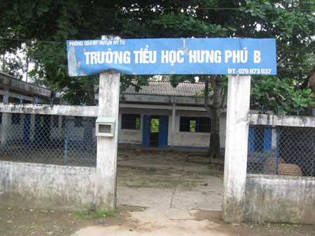 Nhiều phụ huynh ở xã Hưng Phú, huyện Mỹ Tú (Sóc Trăng) rất bất bình trước hành vi phản giáo dục của thầy giáo Đỗ Minh Cường, giáo viên tiếng Anh trường THCS xã Hưng Phú: dùng phấn ném vào mặt học sinh; nhét phấn vào miệng học sinh. Theo thầy Nguyễn Văn Tiếp, Hiệu trưởng nhà trường, sau khi nhận được thông tin, Ban giám hiệu nhà trường đã yêu cầu thầy Cường tường trình sự việc và thầy Cường đã thừa nhận hành vi sai phạm của mình. Ảnh: Trường Tiểu học Hưng Phú B - nơi xảy ra sự việc (Dân trí) Nhiều phụ huynh ở xã Hưng Phú, huyện Mỹ Tú (Sóc Trăng) rất bất bình trước hành vi phản giáo dục của thầy giáo Đỗ Minh Cường, giáo viên tiếng Anh trường THCS xã Hưng Phú: dùng phấn ném vào mặt học sinh; nhét phấn vào miệng học sinh. Theo thầy Nguyễn Văn Tiếp, Hiệu trưởng nhà trường, sau khi nhận được thông tin, Ban giám hiệu nhà trường đã yêu cầu thầy Cường tường trình sự việc và thầy Cường đã thừa nhận hành vi sai phạm của mình. Ảnh: Trường Tiểu học Hưng Phú B - nơi xảy ra sự việc (Dân trí)