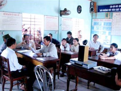 Tiếp xúc với phóng viên tại trụ sở UBND xã Hải Ninh, thầy giáo Nguyễn Phú Lự rất lo lắng và hối hận: “Bản tôi không phải có ác ý gì với các em học sinh, nhưng khi thấy các em lộn xộn ở sân trường thì tôi đến để giữ trật tự. Lúc đến đó, tôi đưa tay trái lên túm mũ đội của một em học sinh giật mạnh. Không ngờ việc làm này dẫn đến hậu quả nghiêm trọng như vậy”. Được biết, năm 2006, thầy giáo Nguyễn Phú Lự đã bị Phòng GD-ĐT huyện Quảng Ninh kỷ luật vì say rượu trong giờ hành chính. Ảnh: Cuộc họp sau sự việc thầy Lự kéo ngã em Thái (Vietnamnet) Tiếp xúc với phóng viên tại trụ sở UBND xã Hải Ninh, thầy giáo Nguyễn Phú Lự rất lo lắng và hối hận: “Bản tôi không phải có ác ý gì với các em học sinh, nhưng khi thấy các em lộn xộn ở sân trường thì tôi đến để giữ trật tự. Lúc đến đó, tôi đưa tay trái lên túm mũ đội của một em học sinh giật mạnh. Không ngờ việc làm này dẫn đến hậu quả nghiêm trọng như vậy”. Được biết, năm 2006, thầy giáo Nguyễn Phú Lự đã bị Phòng GD-ĐT huyện Quảng Ninh kỷ luật vì say rượu trong giờ hành chính. Ảnh: Cuộc họp sau sự việc thầy Lự kéo ngã em Thái (Vietnamnet)