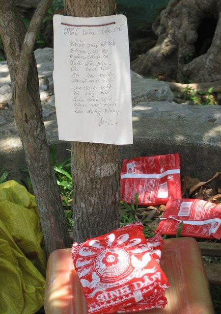 Dịch vụ mì tôm cho cá ăn tại suối Lê Nin (Cao Bằng)