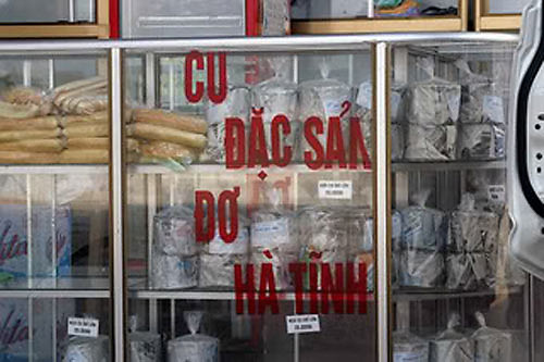 Thật khó đọc đúng biển quảng cáo này