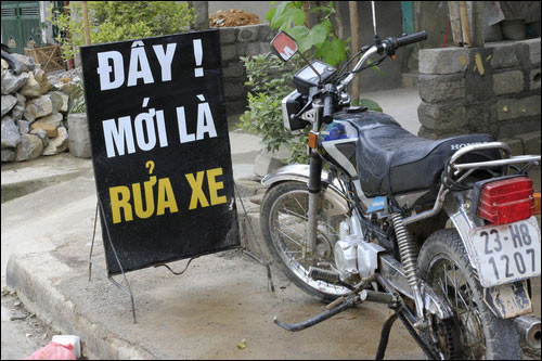 Ảnh chụp tại đường lên Mèo Vạc (Hà Giang) đoạn dốc đi Niêm Sơn (hướng Bảo Lạc), có 2 nhà rửa xe cạnh tranh nhau.