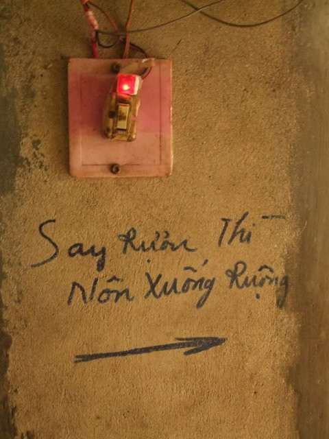 Không được phép nôn vào nhà vệ sinh, chỉ được nôn ... xuống ruộng