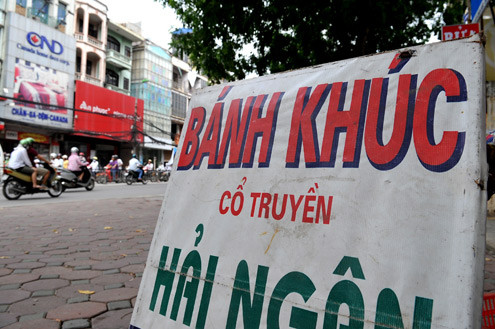 Thay vì "gia truyền", hàng bánh khúc này ghi hẳn "cổ truyền" cho nó xưa. Ảnh: Hoàng Hà, VnExpress