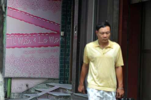 "Tỷ mẩn và Lọ mọ", một cửa hàng trên phố Đội Cấn. Ảnh: Hoàng Hà, VnExpress