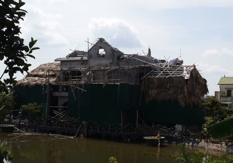 Sau khi Báo Giáo dục Việt Nam có loạt bài phản ánh, ngày 04/8, một số biệt thự xây dựng trái phép trên đất nông nghiệp tại xã Thượng Mỗ đang được phá dỡ. Sau khi Báo Giáo dục Việt Nam có loạt bài phản ánh, ngày 04/8, một số biệt thự xây dựng trái phép trên đất nông nghiệp tại xã Thượng Mỗ đang được phá dỡ.