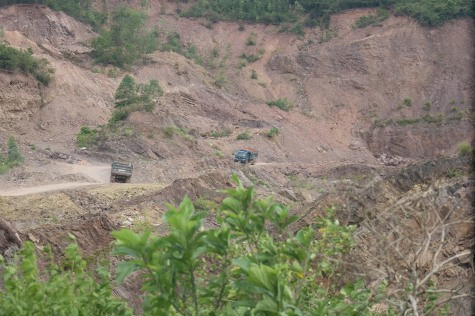 Núi Choác đang bị các DN ngày đêm "xẻ thịt" Núi Choác đang bị các DN ngày đêm "xẻ thịt"