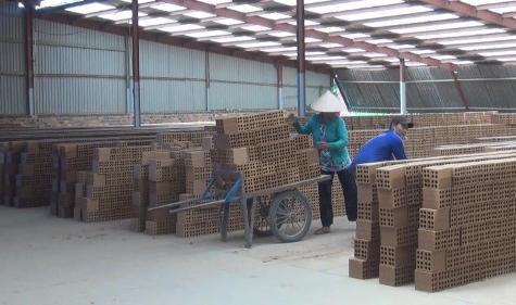 Gần 10 ngàn công nhân sẽ "bơ vơ" khi các doanh nghiệp, cơ sở sản xuất gạch đóng cửa. Gần 10 ngàn công nhân sẽ "bơ vơ" khi các doanh nghiệp, cơ sở sản xuất gạch đóng cửa.