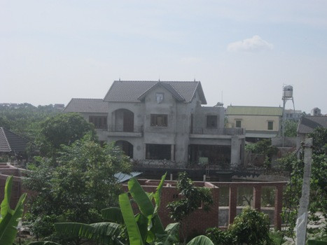 Thật khó giải thích khi những công trình đồ sộ này lại qua mặt được chính quyền.