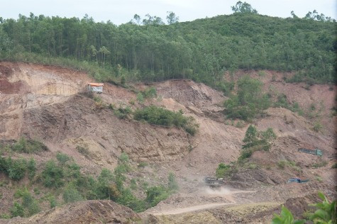 Dư luận địa phương cho rằng đang có sự "bảo kê" của chính quyền địa phương. Dư luận địa phương cho rằng đang có sự "bảo kê" của chính quyền địa phương.