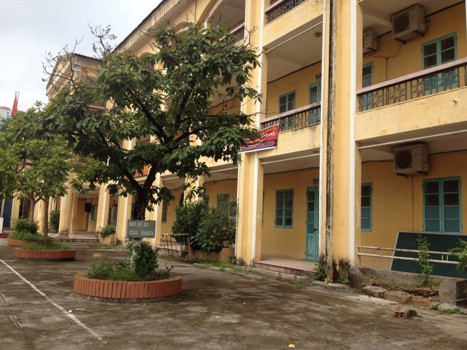 Công tác tuyển sinh tại Trường THCS Lê Lợi, Hà Đông đang gây nhiều bức xúc cho phụ huynh học sinh. Công tác tuyển sinh tại Trường THCS Lê Lợi, Hà Đông đang gây nhiều bức xúc cho phụ huynh học sinh.