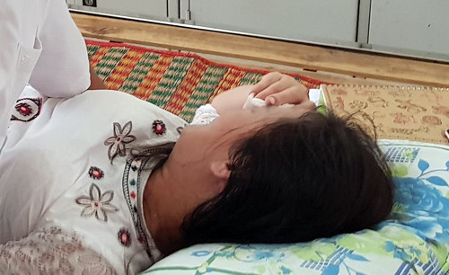 Nhân viên thư viện Trường Trung học phổ thông Hoàng Diệu bị "ngất" đang được chăm sóc tại phòng y tế của trường. (Ảnh: D.K) Nhân viên thư viện Trường Trung học phổ thông Hoàng Diệu bị "ngất" đang được chăm sóc tại phòng y tế của trường. (Ảnh: D.K)