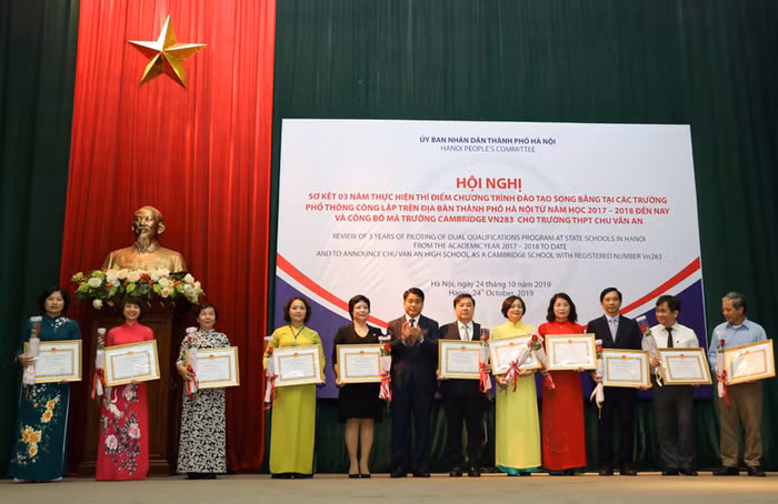 Ngày 24/10/2019 Ủy ban nhân dân thành phố Hà Nội tổ chức sơ kết 3 năm đề án thí điểm song bằng, ông Nguyễn Đức Chung trao tặng bằng khen cho 11 tập thể và 9 cá nhân có nhiều đóng góp cho việc triển khai chương trình đào tạo song bằng. Ảnh: Thanh Tùng / Báo Hà Nội Mới.