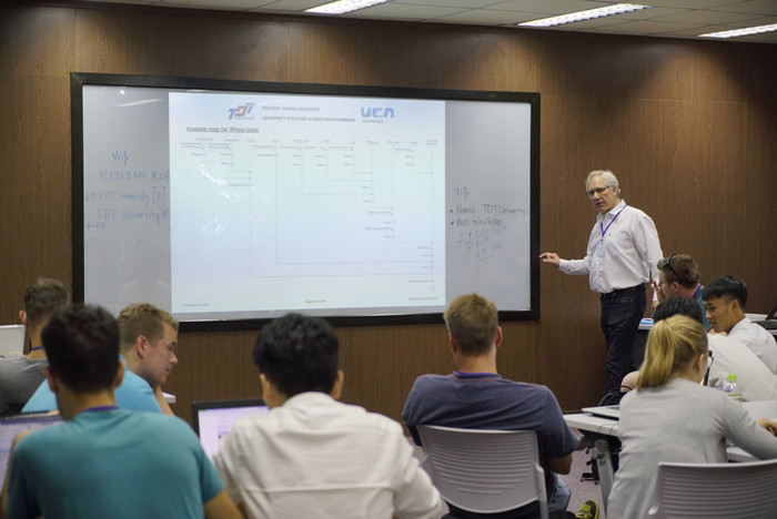 Xếp hạng quốc tế cao giúp TDTU thu hút được nhiều nhà khoa học giỏi, sinh viên có cơ hội học thầy giỏi, giao lưu, thực tập tại các phòng thí nghiệm danh tiếng, ảnh do Phó giáo sư Phạm Thanh Phong cung cấp. Xếp hạng quốc tế cao giúp TDTU thu hút được nhiều nhà khoa học giỏi, sinh viên có cơ hội học thầy giỏi, giao lưu, thực tập tại các phòng thí nghiệm danh tiếng, ảnh do Phó giáo sư Phạm Thanh Phong cung cấp.